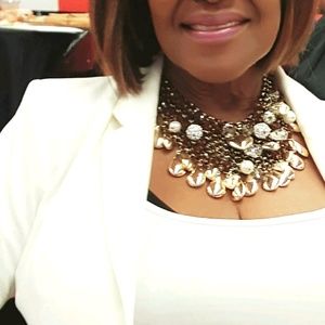 Meet your Posher, Lenora